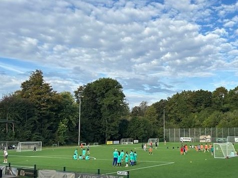 Kinder auf einem Fußballfeld