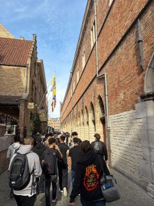 Schüler*innen laufen durch eine Altstadt-Gasse