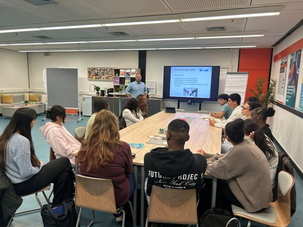 Schüler*innen sitzen im Talent Company Raum am Tisch